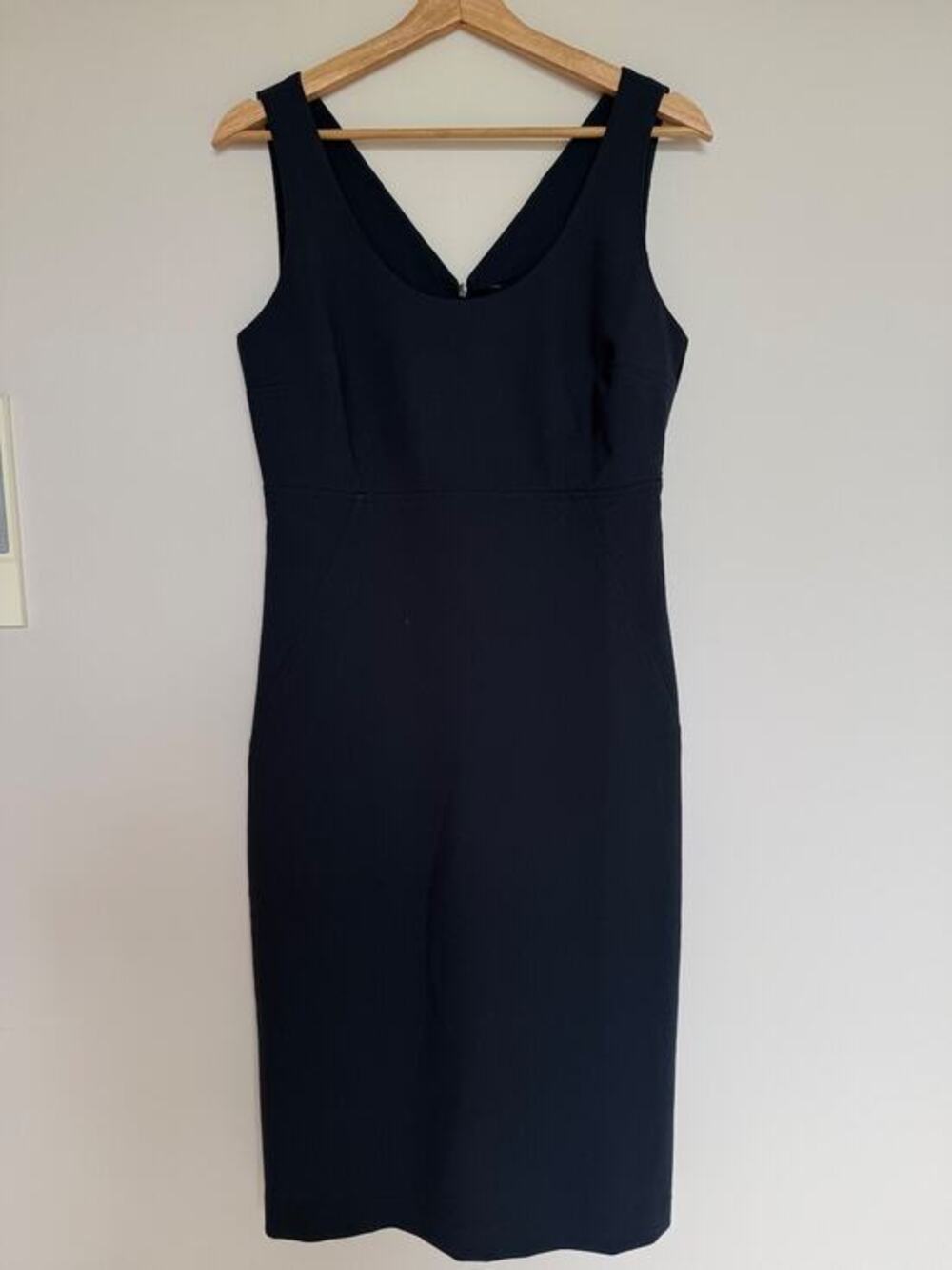 Club Monaco Sheath Dress Size 6 NWT Navy V-Neck Office Work Career Luxury